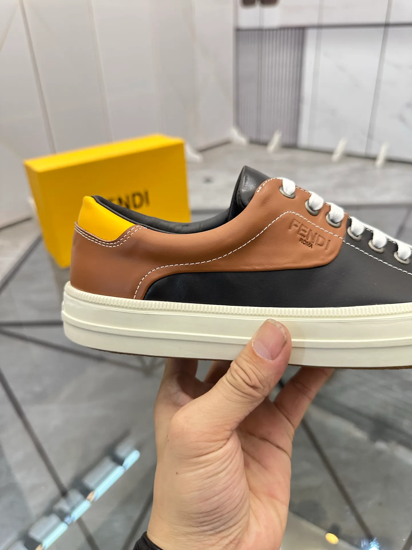 Selling men's shoes 💰: 💰P440¥ Product trademark: Fendi* "Fendi*" low-top casual shoes Regular size: 38-44 (can be customized to 45) Product materials: imported cowhide upper, sheepskin lining, original outsole. No.:6735